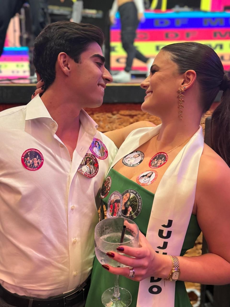 Julianna e José Orlando sorrindo um para o outro